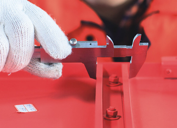 產(chǎn)品嚴(yán)格按照國(guó)際質(zhì)量體系成型后經(jīng)過(guò)焊接、打磨、拋光、清洗、噴漆，制成各種樣式的鋁單板成品